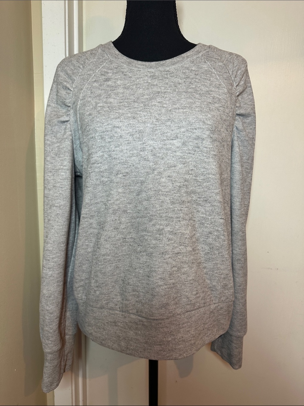 Evereve Heather Gray Ruched Shoulder Pullover Sweatshirt M